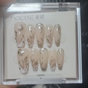 Mocyne Neutral Floral Press-On Nail Set